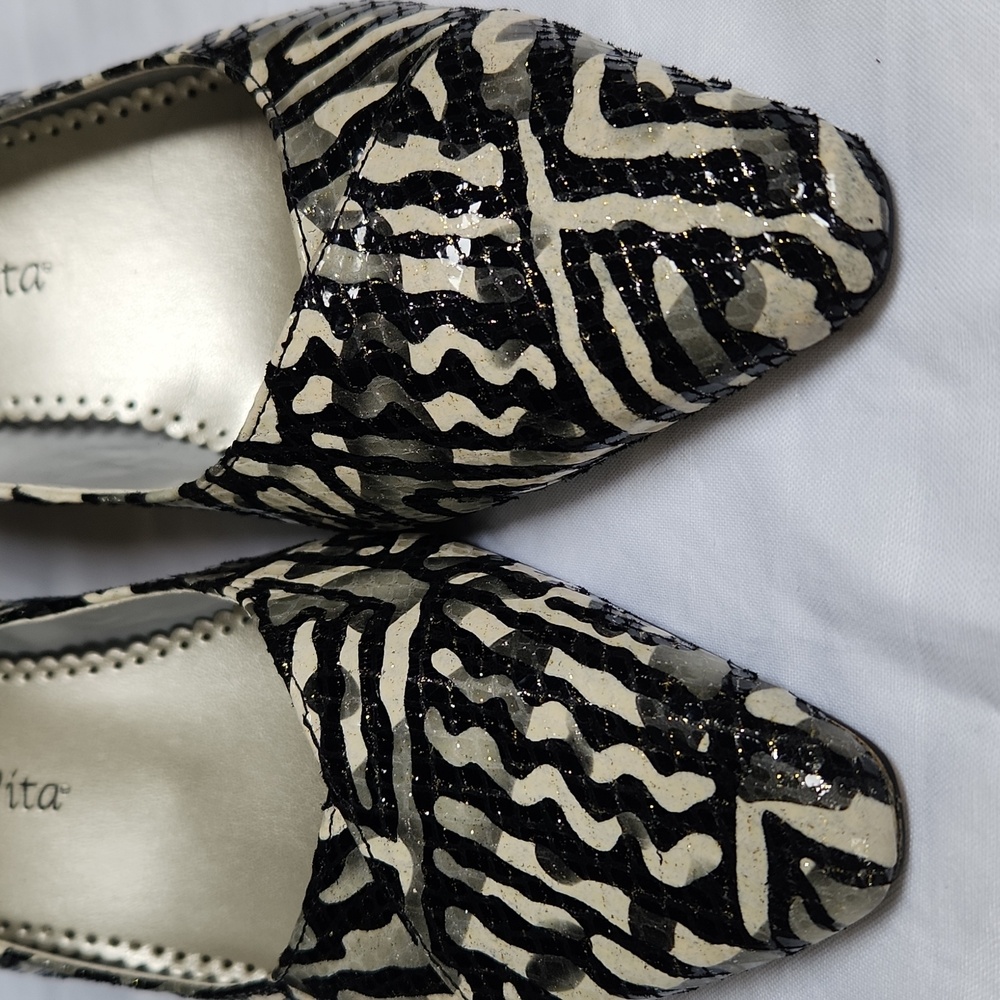 Bella Vita Black and Cream Patterned Heels, size 8W - Picture 3 of 6